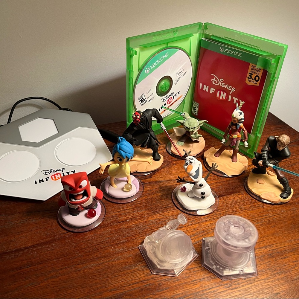 Disney Infinity Xbox One Set with 7 Figures and 2 worlds 3.0